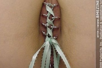 Можно сделать так, как сделала эта довольно оригинальная сучка, которая, пробив восемь дырочек на интимных губках, завязала свою вагину на ленточку, закрыв ее от любого мужского члена.