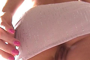 Девушек, которые решили показать пизденку в общественном месте настолько много, что порой создается впечатление, что, будучи в кафе, найдется обязательно какая-нибудь шлюшка, которую мы не заметим, но она сумеет сделать развратную фотку.