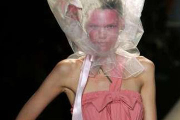 Очередная подборка прикольных фотографий, на которых можно увидеть сексуальных бестий, которые вовсе не прочь демонстрировать свои полные сиськи в прикольной футболке.