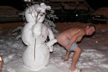 Смешна коллекция фото, в которой особое внимание уделено холодному времени года, когда человек может слепить со снега как член, так и снеговика с членом, после чего наступает время, когда нужно запечатлеть подобное искусство на камеру на века.