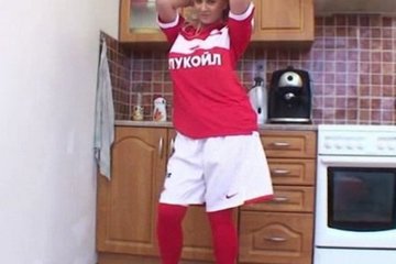 Телка одела бело-красную форму футболиста, чтоб в ней насладиться мастурбацией своего клитора.
