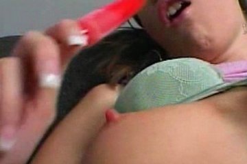 Девка снялась в частной порнухе где в пассивной роли обслужила мужика. Она её поимел в задницу.
