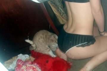 Девушка сама себя фотографирует в душе на цифровой фотоаппарат.