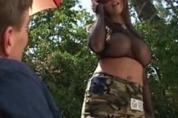 Женщина в сексуальном полу-прозрачном топике сосет и трахается возле бассейна.