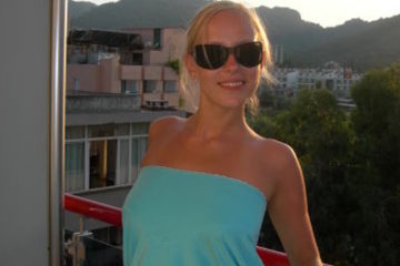 Девушки в мокрых купальниках купаются в море. Загадочные и привлекательные фото.