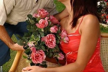 Здесь собраны фото красивых девушек в коротких юбках и обтягивающей одежде.