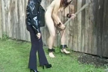 Женщина со строгой физиономией заковала в цепи голую девушку и стала проводить на ней сексуальные опыты.