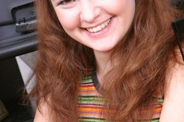 Стройная 18-ти летняя телка с толстой фигурой раздевается чтоб показать свою девичью грудь маленького размера.