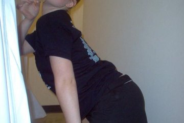 Молодые и не очень девки тусуются и выпивают! В таком состоянии они показывают свои ножки, обтянутые чулками.