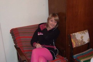 Телки показывают сеточные колготки, которые отлично смотрятся на стройных конечностях.