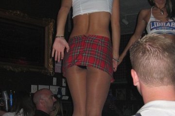 Подборочка фотографий - голые девушки с длинными ножками одетыми в чулки.