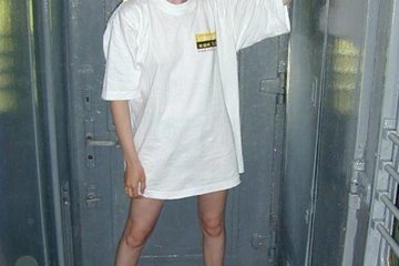 Только русские способны на такие фотографии, но следует им отдать должное, ведь некоторые стройные сучки смотрятся довольно привлекательно, когда перед трассой демонстрируют свои кружевные стринги, которые сладко облегают сочные ягодицы.