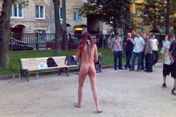 Солдатик делает экскурсию по части голенькой милашке, которая сладко позирует на заснеженном танке, после чего, рассказывается о другой светловолосой деревенской бестии, которая с радостью фотографируется на советских мотоциклах и сеновале.