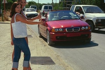 Две страстные лесбиянки ласкают друг дружку и своего мускулистого парня в придачу. Тот с радостью нежно целует их прелестные груди, и вставляет свой огромный член в их узенькие дырочки, от чего красотки просто восхитительно стонут!