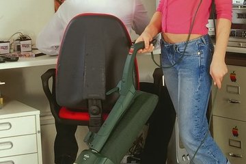 Юная красотка пришла на прием к врачу. Мускулистый  мужик в белом халате оценивающе посмотрел на девицу, и попросил ее раздеться до гола. Телочка охотно исполнила его просьбу, трепено ожидая развития событий. Через пару минут она уже сосала огромный член доктора, и раздвигала ноги. Хороший секс только пошел ей на пользу!
