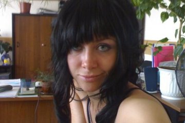 Красивая привлекательная девушка нашла способ как скрасить время. Устроившись на диване и обсыпав себя мягкими игрушка, она показывает вовсе не детские упругие сиськи.