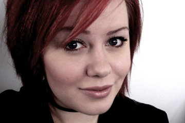 Брюнетка, как и любая девушка, требует внимания со стороны парней, поэтому у нее достаточно много фоток, где она стоит перед зеркалом полностью обнаженной. Чертовка весьма привлекательная, но ее фигура недостаточно идеальна, но даже не смотря на это небольшие холмики хочется потискать.