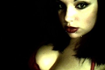 Сперва довольно привлекательная брюнетка показала свою попку в розовых кружевных трусиках, после, без смущения она продемонстрировала полную натуральную грудь. Набравшись смелости, героиня крупным планом фотографирует свою пилотку и на этот раз ее не прикрывает нижнее белье. Чтобы киска выглядела более соблазнительно, стервочка пальчиками стимулирует клитор или проникает между половых губок.