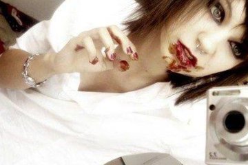 В данной подборке не будет голых сисек и тем более выбритых пизденок. Главные героини фотосессии основное внимание уделили своим личикам, причем девушки не обычные. Все до последней представительницы субкультуры эмо. Милашки не стесняются и смело делают селфи.