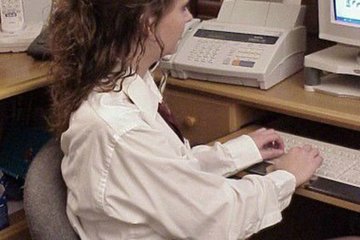 Что только не сделают секретарши, чтобы начальник повысил им зарплату. Одна сучка, измазав достоинство шефа батончиком, сладко у него отсасывает и на этот раз