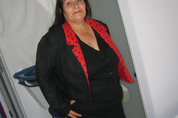 Все начало довольно скромно и обыденно. Толстушка, желая внимания со стороны мужчин, смело раздевается перед камерой. Когда ее возбуждение захватывает каждую клетку огромного тела чертовка берется мастурбировать длинным огурцом. Не знаю как это удалось, но огурец остался невредимым, когда опытная женщина с пышными формами присела на него верхом.