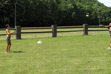 Замечательная погодка заманила привлекательных девушек на улицу. Их обычные игры с течением времени приобретают все более откровенный характер и вот, сучки уже занимаются грязным сексом. Она деваха сладко лижет пизденку своей подружке, а так, отвечает на ласки не менее сладкими ласками.