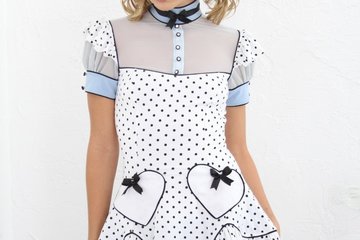 Наряд светловолосой потаскушки это сочетание скромности и легкой откровенности. Размяв свою попочку при помощи длинного фаллоимитатора, красивая сучка берется за стоячий черный хуй. Сперва она сладко его обсасывает своим небольшим ротиком, а после резко седлает в позе наездницы. Чертовка довольно долгое время трахает партнера, показывая ему то, что находится за гранью анального секса.