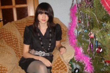 В эротической фотосессии, если конечно ее можно так назвать, приняли участие не только милые и привлекательные девушки, но и сучки, которым нечего показывать. Особенно меня порадовала беременная брюнетка в чулках и с обвисшей грудью. Не взирая на свое положение, она пытается выглядеть очень соблазнительно.