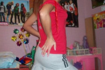 Развратно фотографироваться на камеру - это уже не новшество, но героиням данной подборки на это абсолютно наплевать. Среди привлекательных и обнаженных или полуобнаженных девушек находятся красавицы, которые навсегда запомнят свою первую браную ночь. Вместо того, чтобы запрыгнуть к новоиспеченному супруг в постель, милочки позируют в фате и больше ничего.