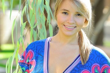 Красотка на улице демонстрирует все, чем ее наградила природа, а наградила она ее совсем неплохо. У девушки отличная грудь и округлая задница, которая словно выпрашивает хорошей трепки.