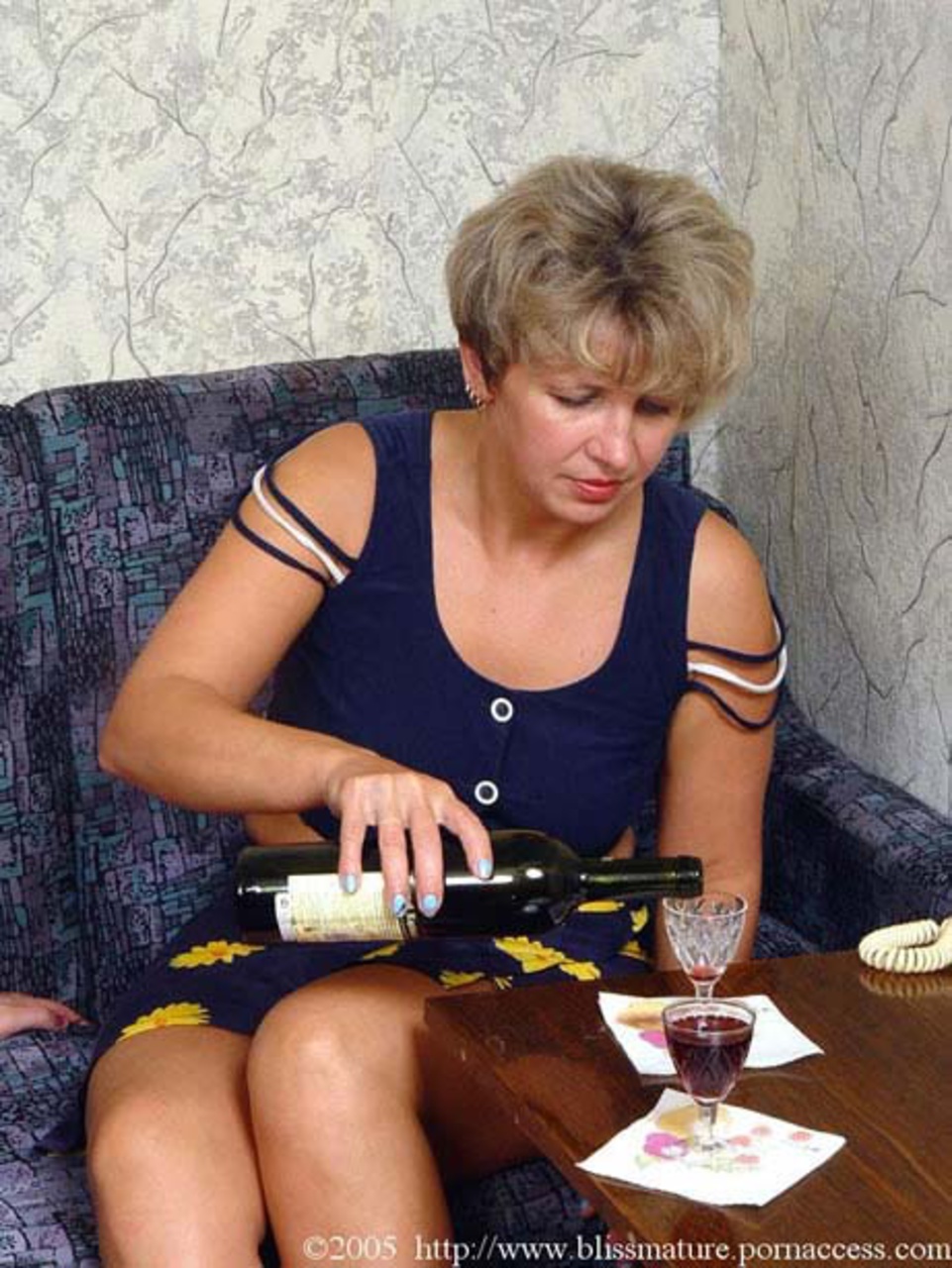 Зрелые тетки русский с разговорами. Пьяные взрослые женщины. Пьяные дамы в возрасте.