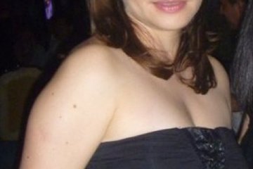 Довольно обычная девушка отправилась на позднюю прогулку со своим парнем. Обычные фото с течением времени превращаются в более откровенные. Потаскушка скромно подымает юбочку, но я уверен, что у паренька получится уговорить ее на демонстрацию груди без белья и прочего прикрытия.