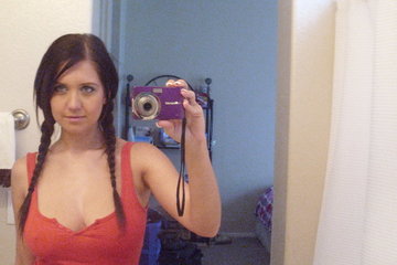 Брюнетка любит делать селфи, только вот ее селфи более интересные, чем другие. Стоя перед зеркалом стервочка задирает майку и с очаровательной улыбкой на лице снимает свою привлекательную грудь. Еще более откровенные кадры получаются, когда деваха остается без трусиков. Ручками она раздвигает половые губки, показывая пизденку изнутри.