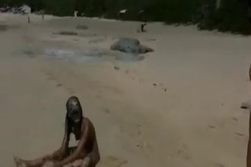 Как малышки на пляже отдыхали