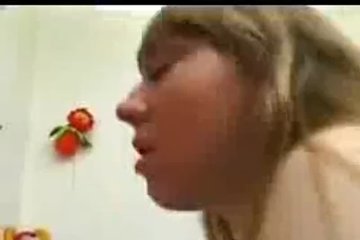 Симпотичная парочка проводит вечер в спальне