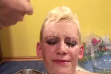 Распутной блондинке кончают на мордашку