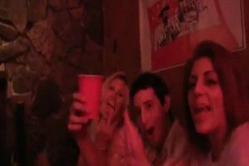 Пьяные девчонки хотят обнажится