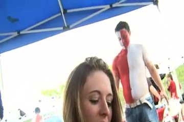 Девчушка дала сразу двум лицедеям