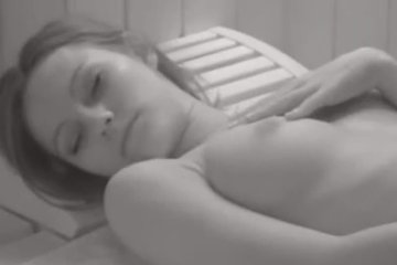 Брюнетка расслабилась в сауне