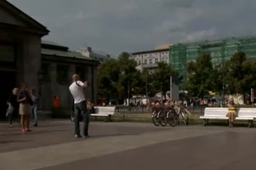 Друзья оставили связанную сучку в центре города