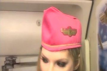 Трахает стюардесс в туалете самолета
