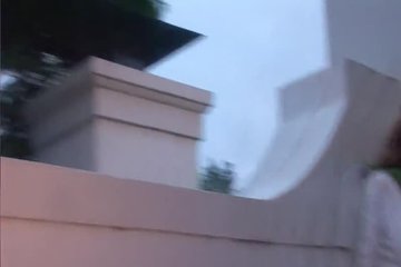 Стройная блондинка ласкает киску на улицах города