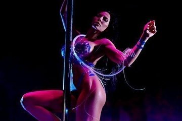 Клиент здоровенным членом натянул сисястую стриптизершу