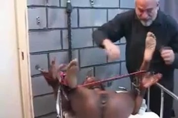 Седой мужчина и его рабыня