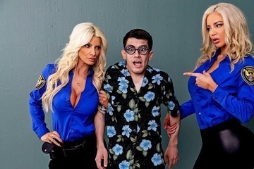 Пацан выебал полицейских баб, чтобы получить свободу