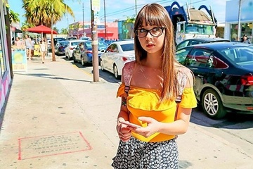 Пикапер с большим членом быстро раскатал на секс очкастую скромняшку