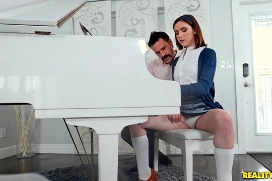 Пианист трахнул на рояле свою поклонницу - смотреть 21 секс фото