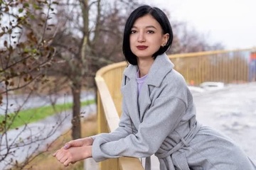 Худая телка снимает пальто и соглашается на секс за деньги