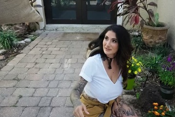 Сперва жесткий секс с грудастой, а потом работа в саду