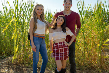 Спонтанный секс с милой девушкой пока её мать не видит